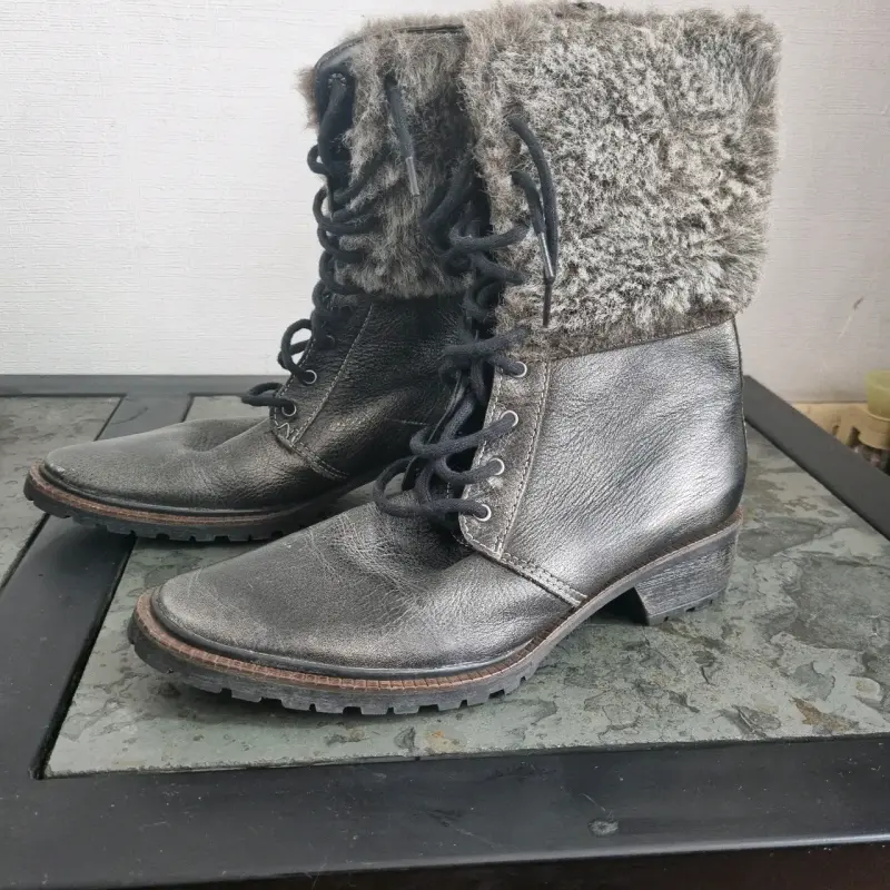 Botas de cuero con forro de piel sintética Dollhouse - 1