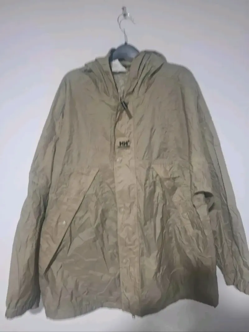 Chaqueta impermeable Helly Hansen beige con capucha