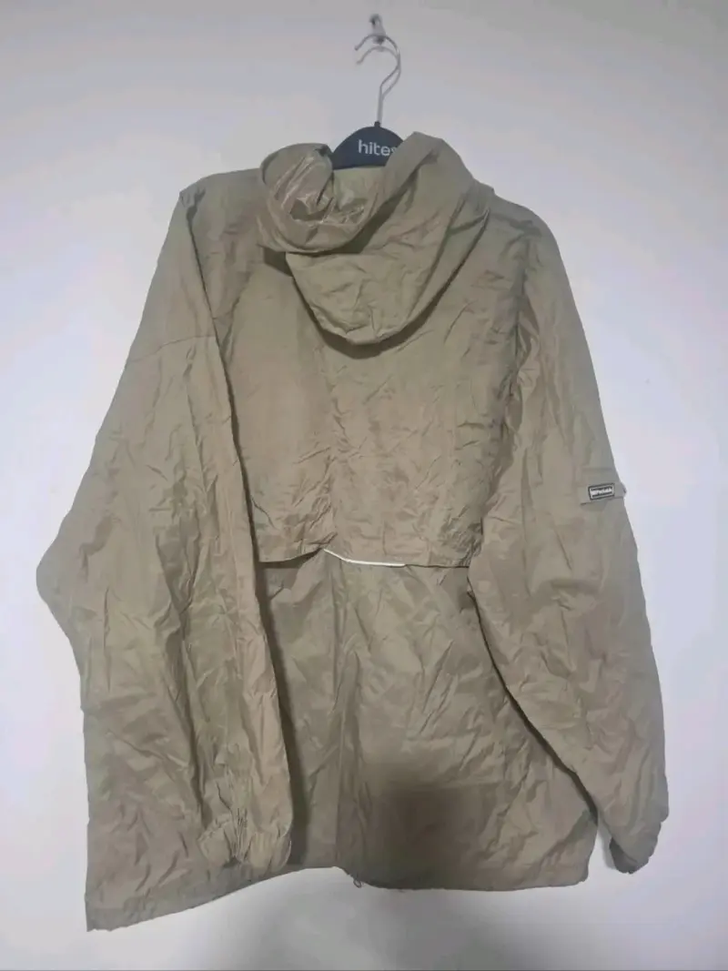 Chaqueta impermeable Helly Hansen beige con capucha - 2