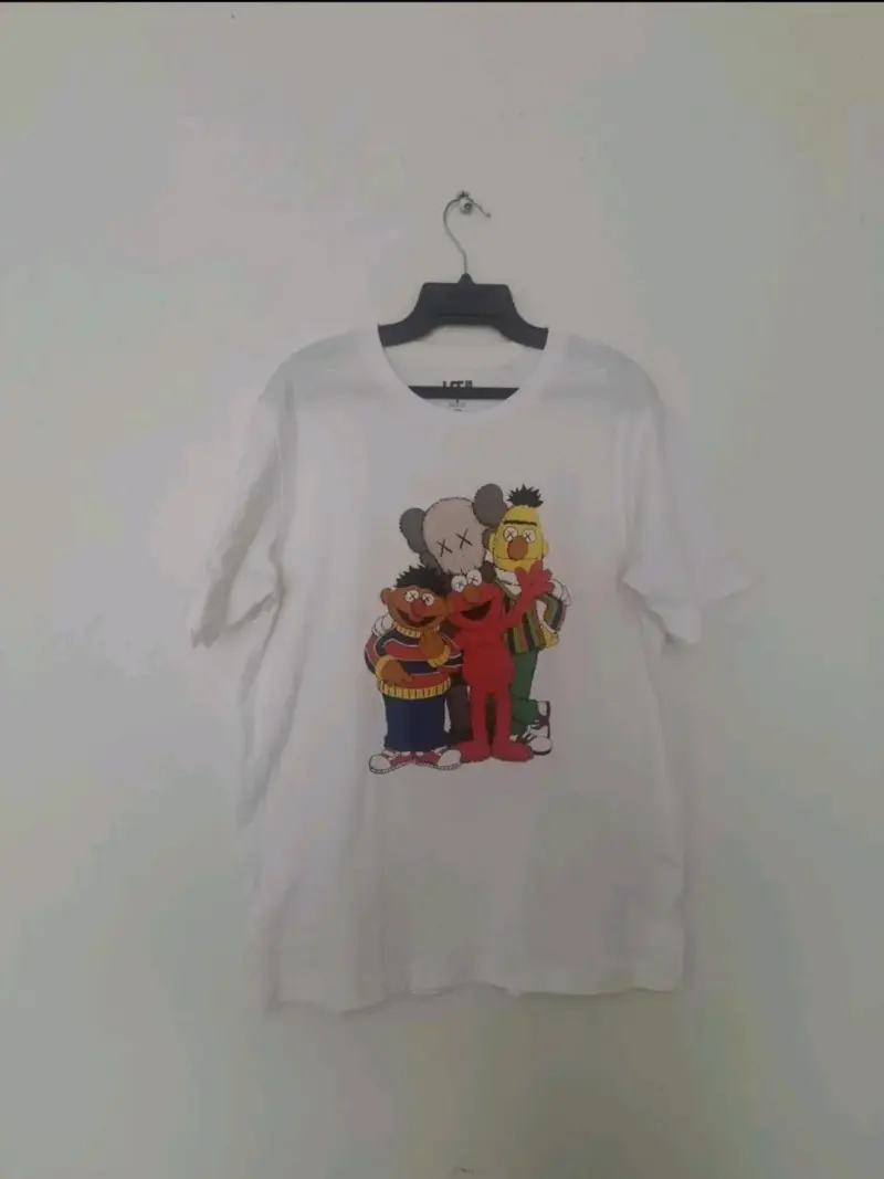 Polera Uniqlo Kaws Sesame Street Blanca