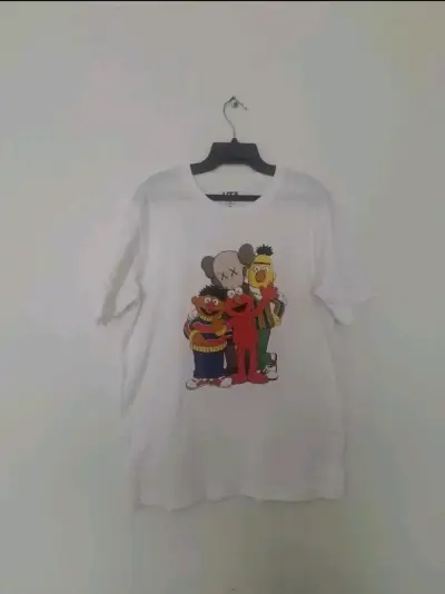 Polera Uniqlo Kaws Sesame Street Blanca - miniatura 1