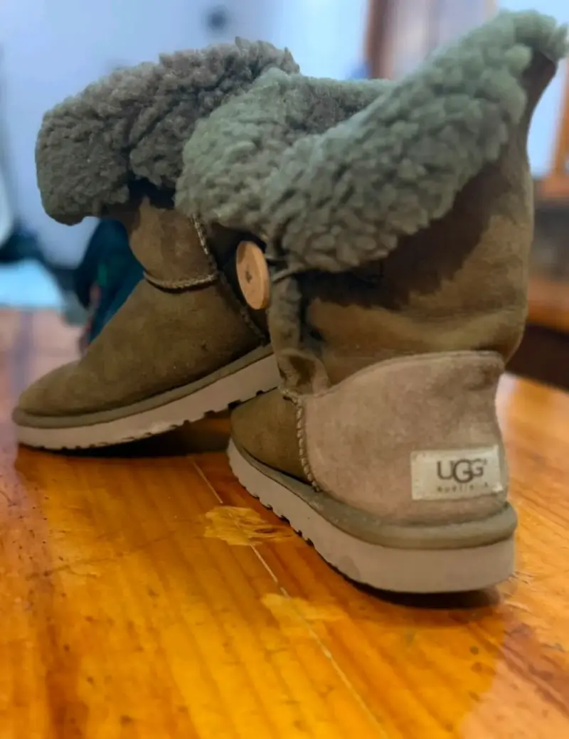 Botas UGG de gamuza con forro cálido