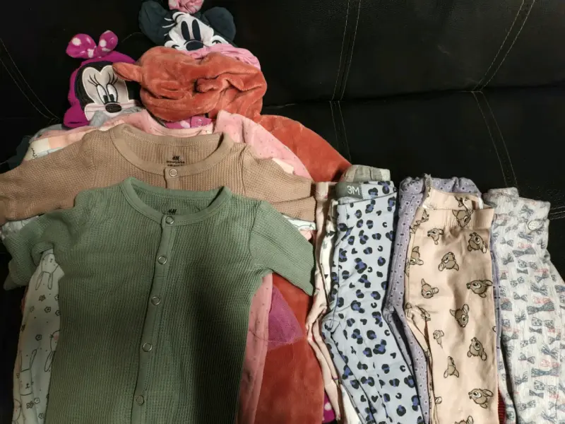Lote de ropa para bebé H&M y Disney