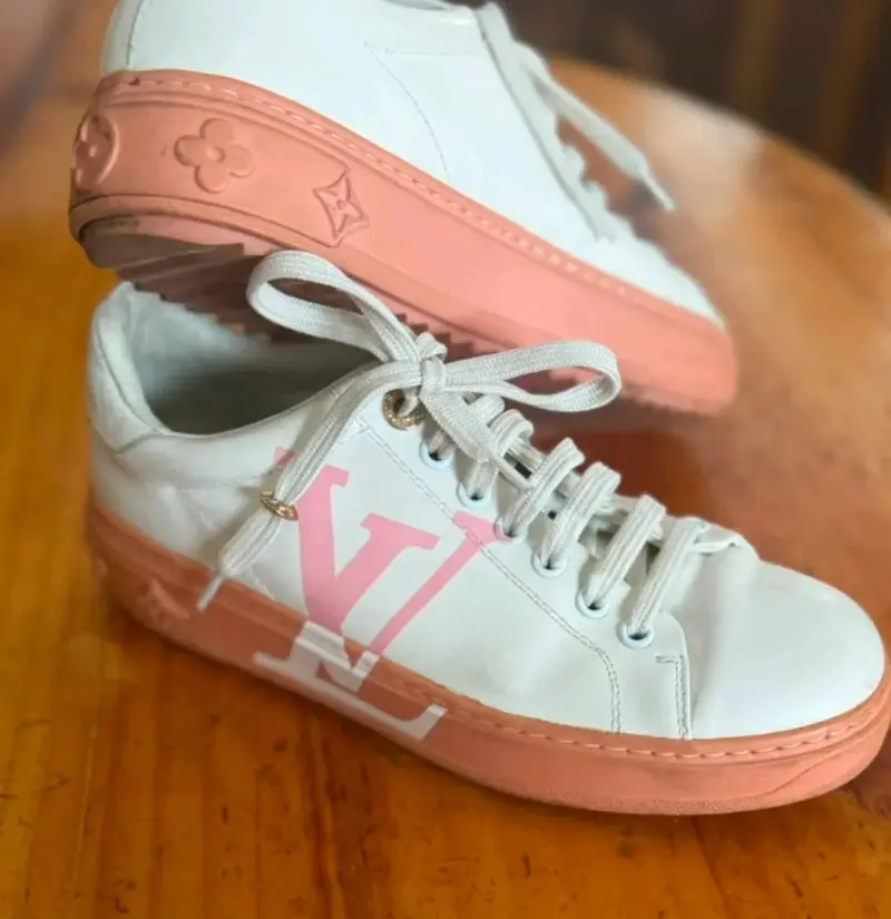 Zapatillas blancas con suela rosa LV