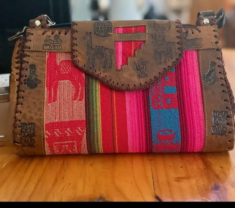Cartera artesanal de cuero y tela colorida