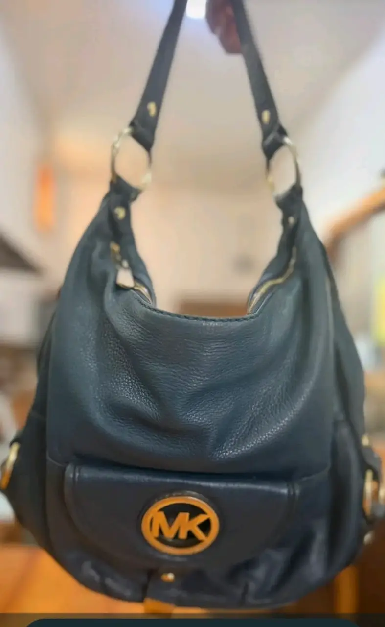 Bolso de cuero azul oscuro con logo dorado MK