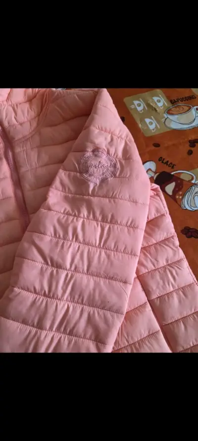 Chaqueta acolchada rosa con capucha para mujer - miniatura 2