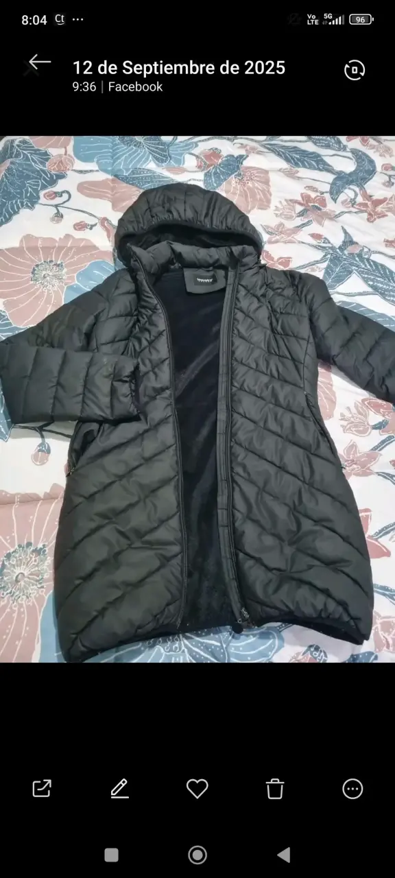 Chaqueta acolchada negra con capucha