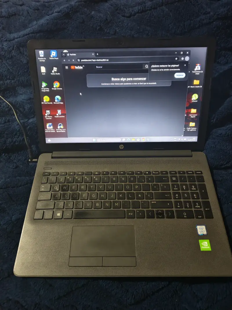 Laptop HP con procesador Intel y tarjeta NVIDIA - 1
