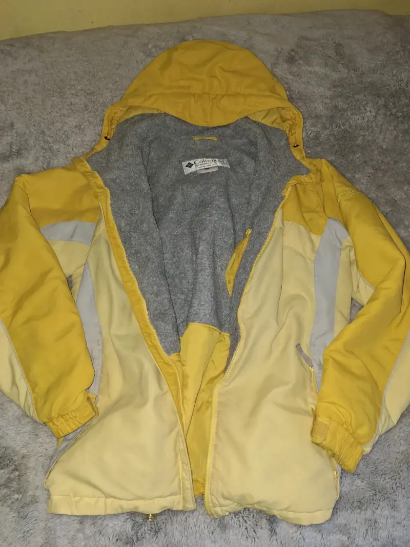 Chaqueta Columbia amarilla con capucha - 1