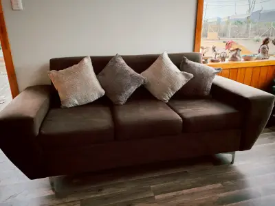 Sofá de tres plazas color marrón con cojines - miniatura 1