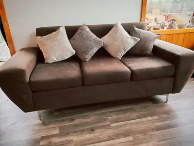 Sofá de tres plazas color marrón con cojines - miniatura 2