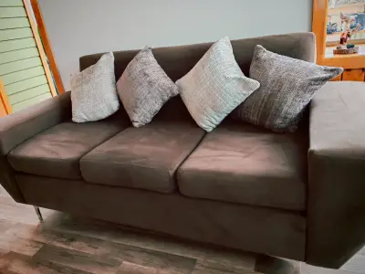Sofá de tres plazas color marrón con cojines - miniatura 3