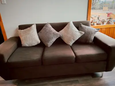 Sofá de tres plazas color marrón con cojines - miniatura 5