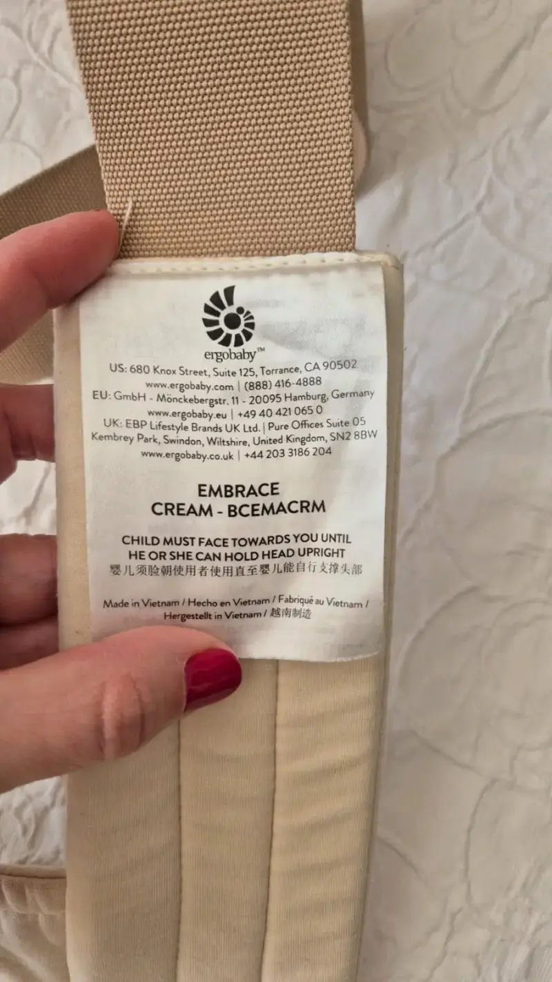 Portabebés Ergobaby Embrace color crema - 2