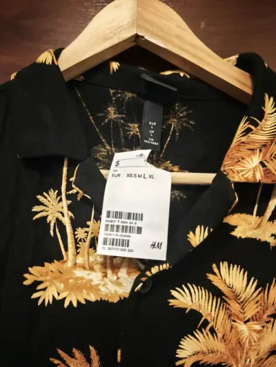 Camisa hawaiana negra con palmeras H&M talla L - miniatura 2