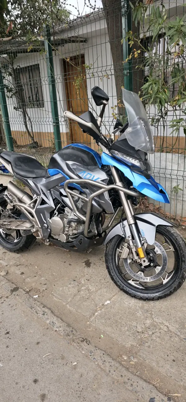 Remato Moto zontes 310 azul en buen estado - 4