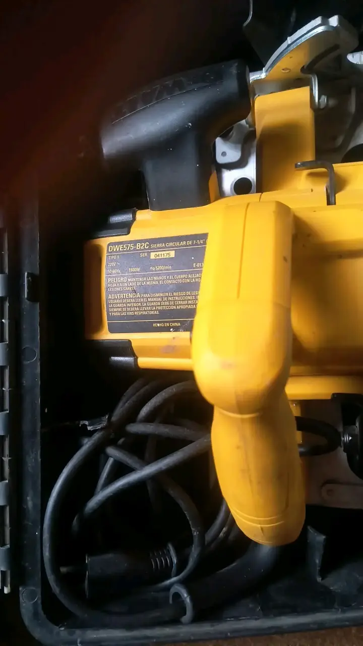 Sierra Circular DeWalt 7 1/4 pulgadas con estuche