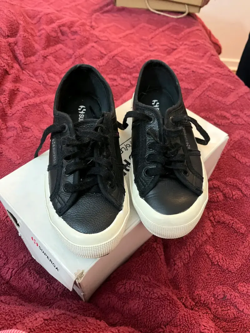 Zapatillas negras Superga de cuero para mujer