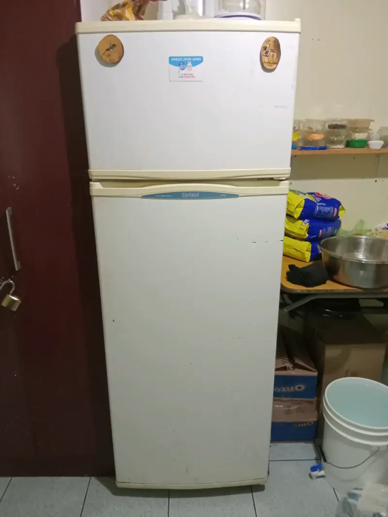 Refrigerador Consul de dos puertas en buen estado - 1