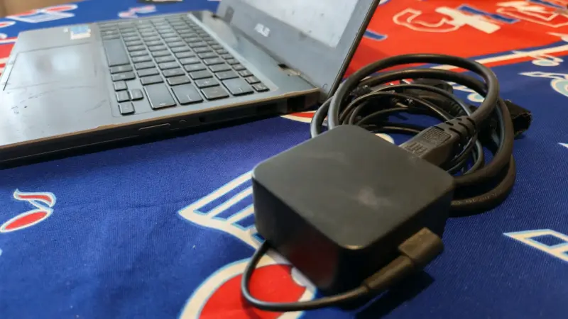 Notebook ASUS Intel Celeron con cargador - 3