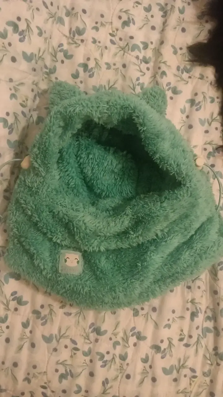 capucha verde peluda para niños