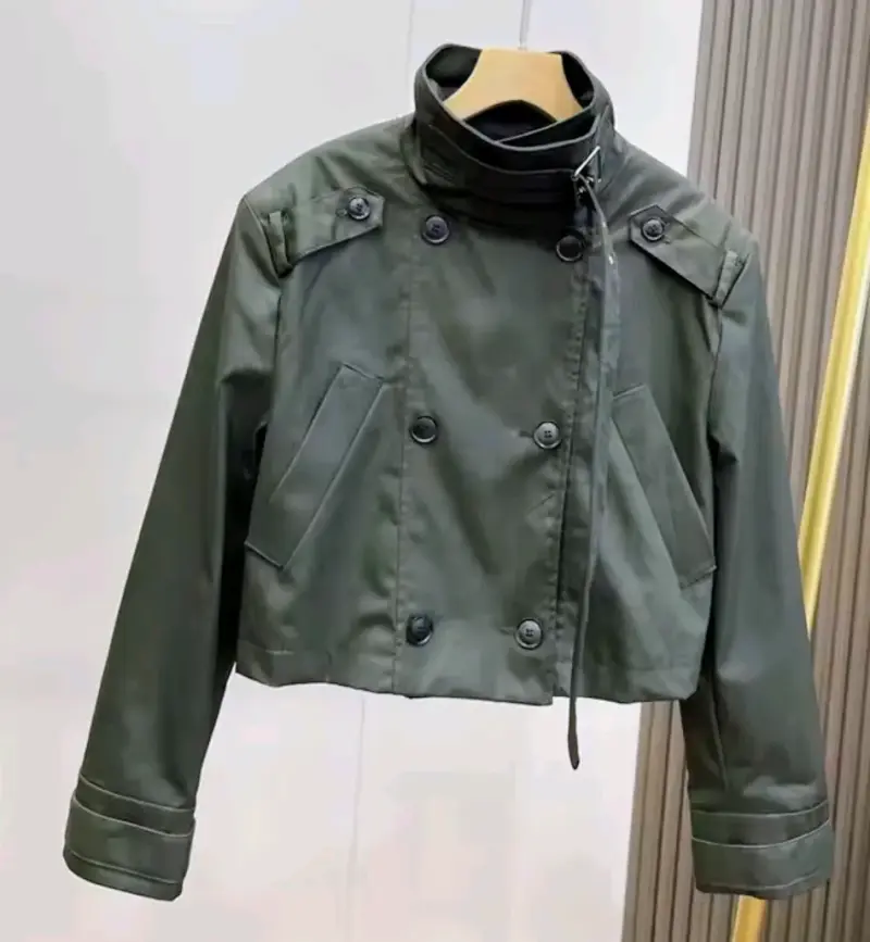 Chaqueta corta verde militar con doble botonadura - 1