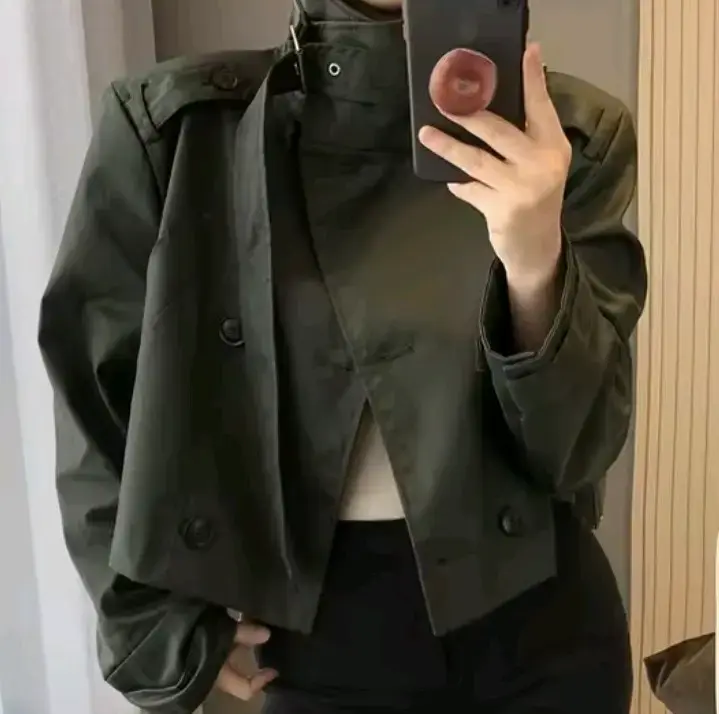 Chaqueta corta verde militar con doble botonadura - 2