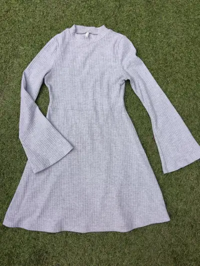 Vestido de punto gris con mangas acampanadas - miniatura 1