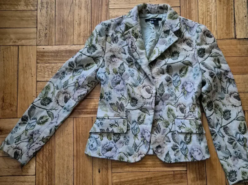 Blazer floral de mujer Zara en buen estado - 1
