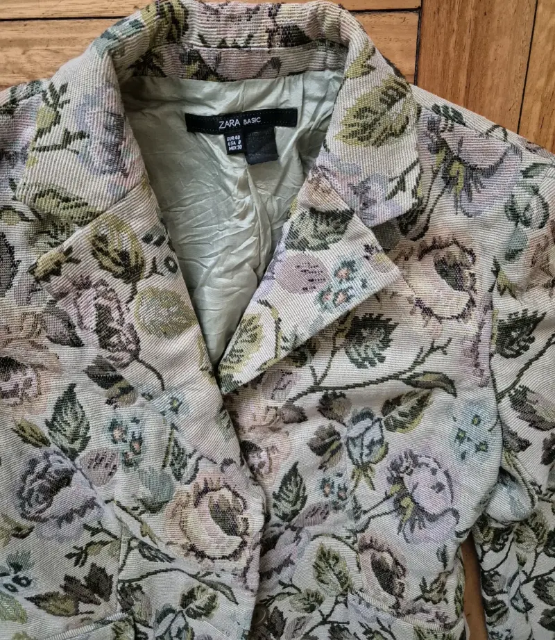 Blazer floral de mujer Zara en buen estado - 2