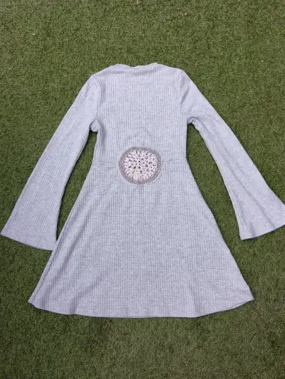 Vestido de punto gris con mangas acampanadas - miniatura 2