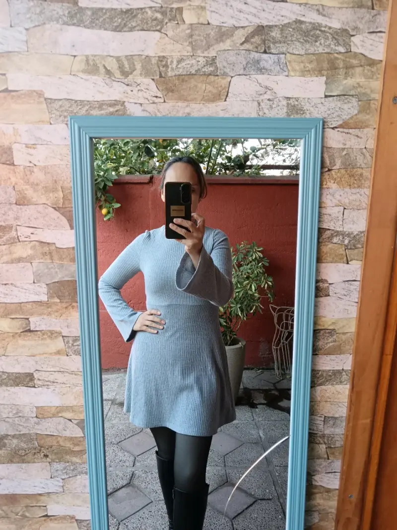 Vestido de punto gris con mangas acampanadas - 3