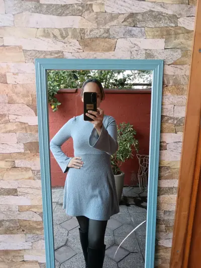 Vestido de punto gris con mangas acampanadas - miniatura 3