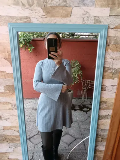 Vestido de punto gris con mangas acampanadas - miniatura 4