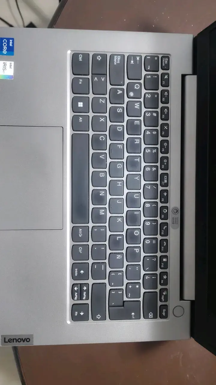 Laptop Lenovo con Intel Core i7 y pantalla FHD - 1