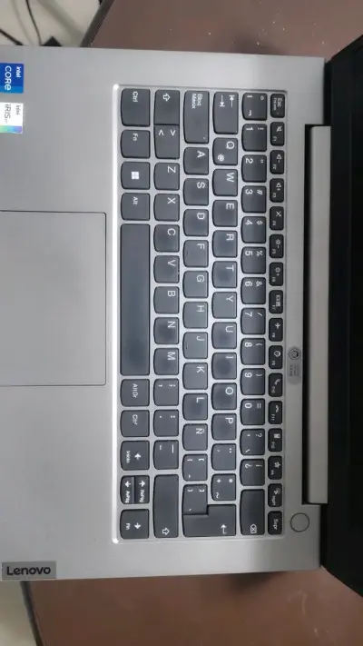 Laptop Lenovo con Intel Core i7 y pantalla FHD - miniatura 1