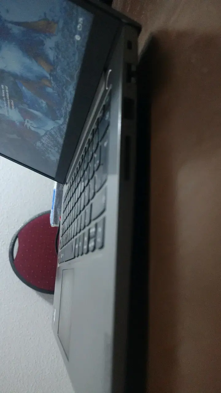 Laptop Lenovo con Intel Core i7 y pantalla FHD - 3