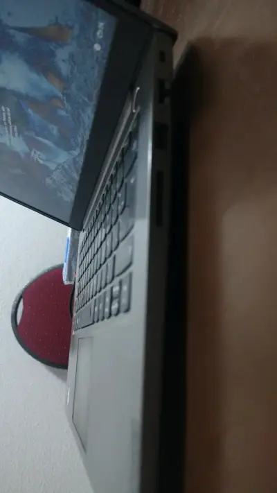 Laptop Lenovo con Intel Core i7 y pantalla FHD - miniatura 3