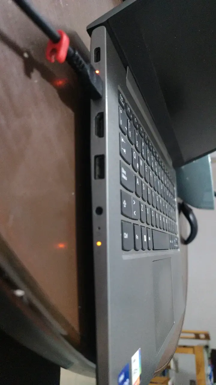 Laptop Lenovo con Intel Core i7 y pantalla FHD - 4