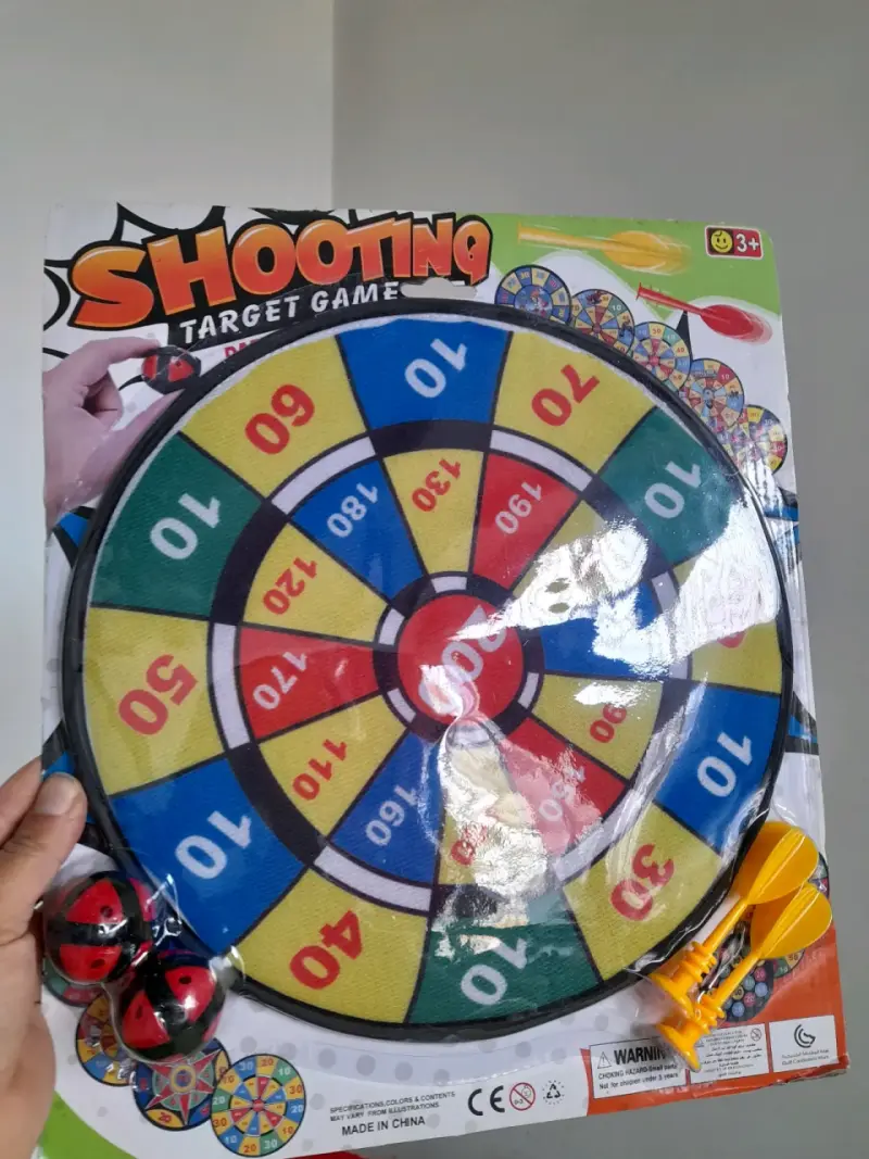 Juego de tiro al blanco con dardos y pelotas