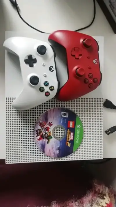 Consola Xbox One S con dos controles y juego - miniatura 1