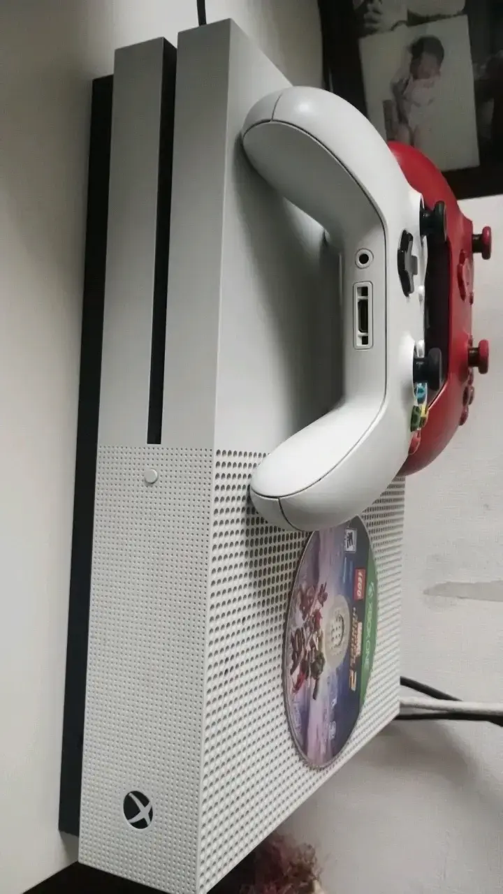 Consola Xbox One S con dos controles y juego - 2