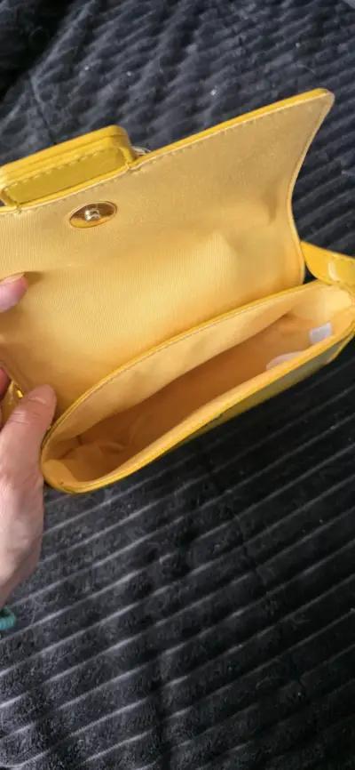 Cartera mostaza con correa ajustable - miniatura 3
