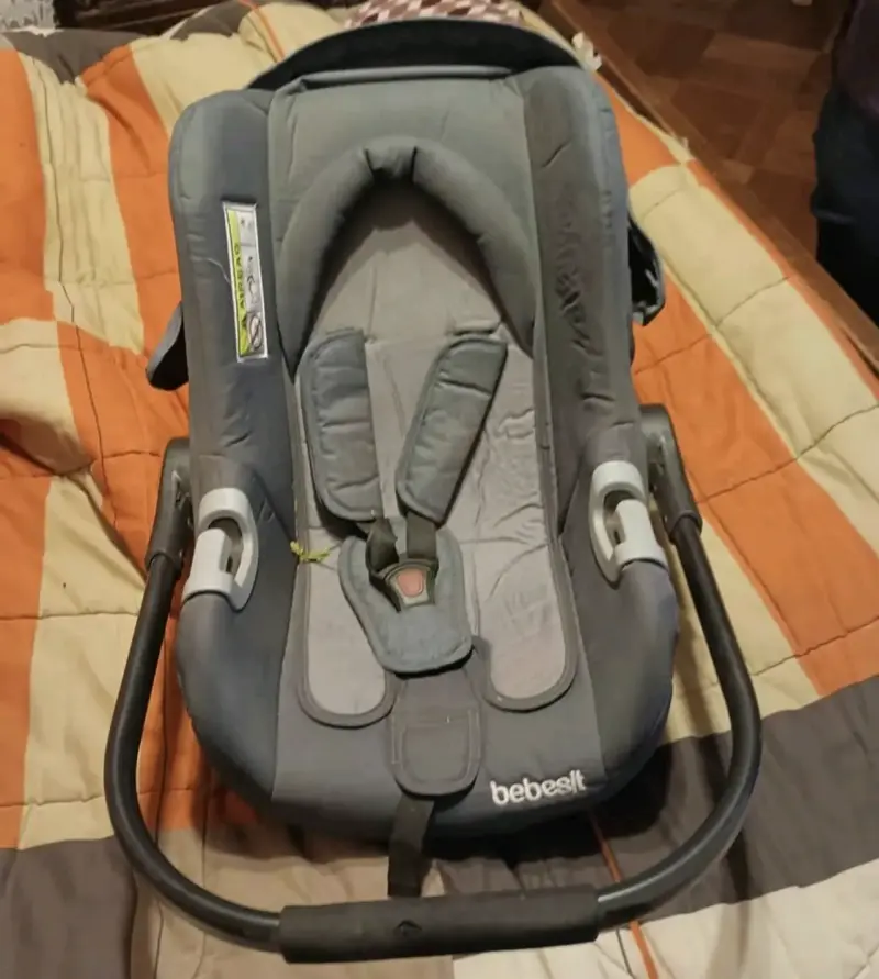 Silla de Auto Bebesit Gris con Manilla Ajustable - 1