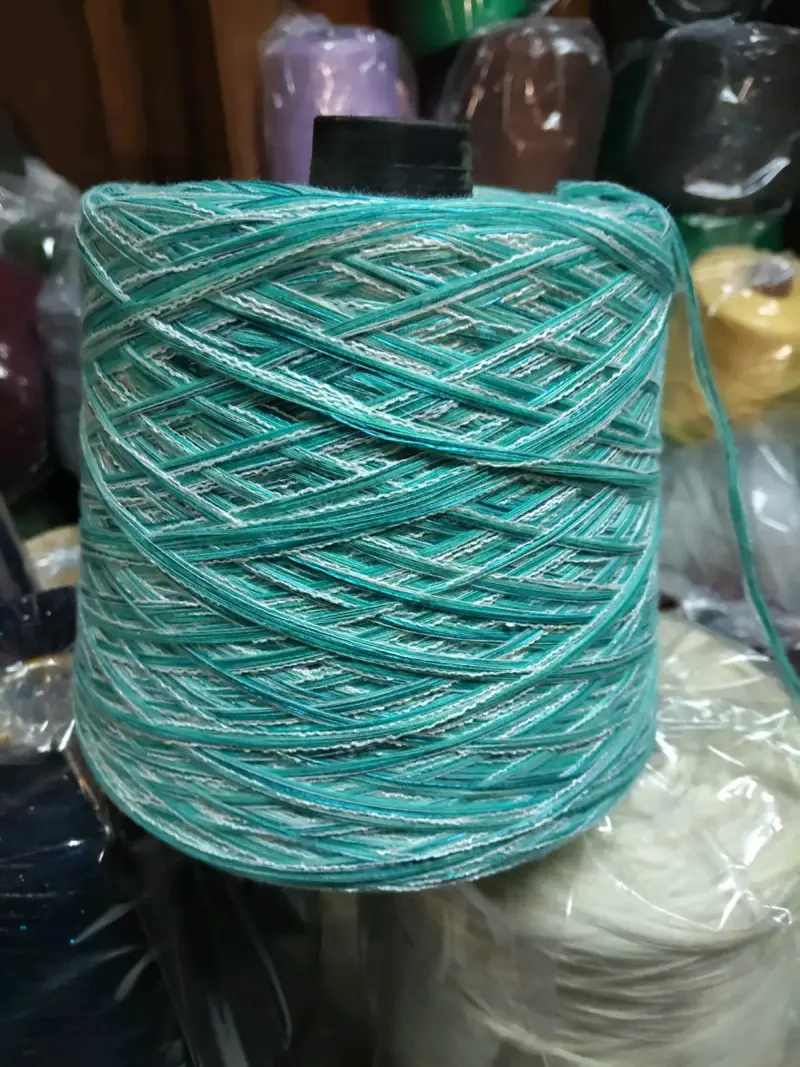 Conos de hilo multicolor para tejer - 1