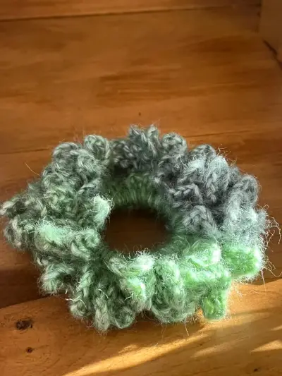 Colección de Scrunchies de Lana Hechos a Mano - miniatura 1