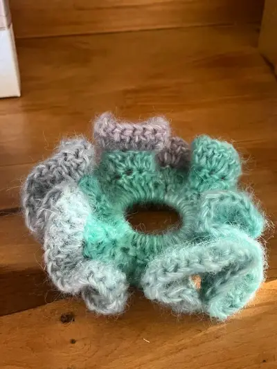 Colección de Scrunchies de Lana Hechos a Mano - miniatura 3
