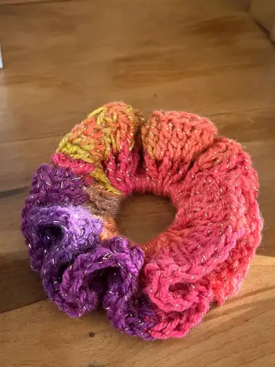 Colección de Scrunchies de Lana Hechos a Mano - miniatura 6