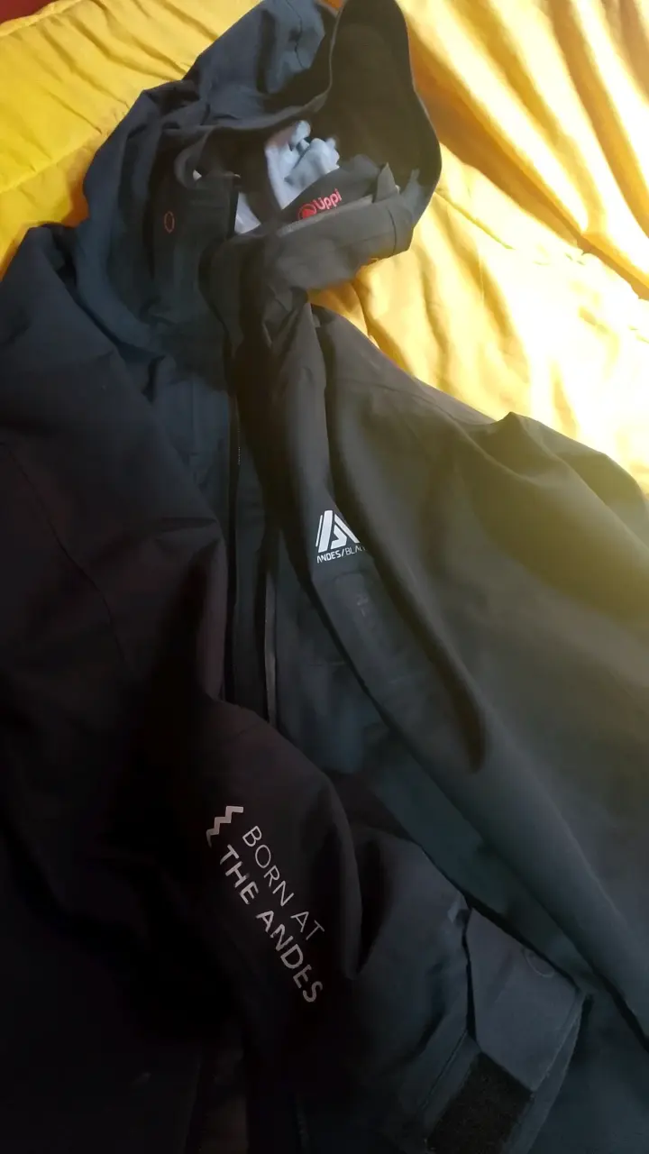 Chaqueta impermeable negra para montaña - 1
